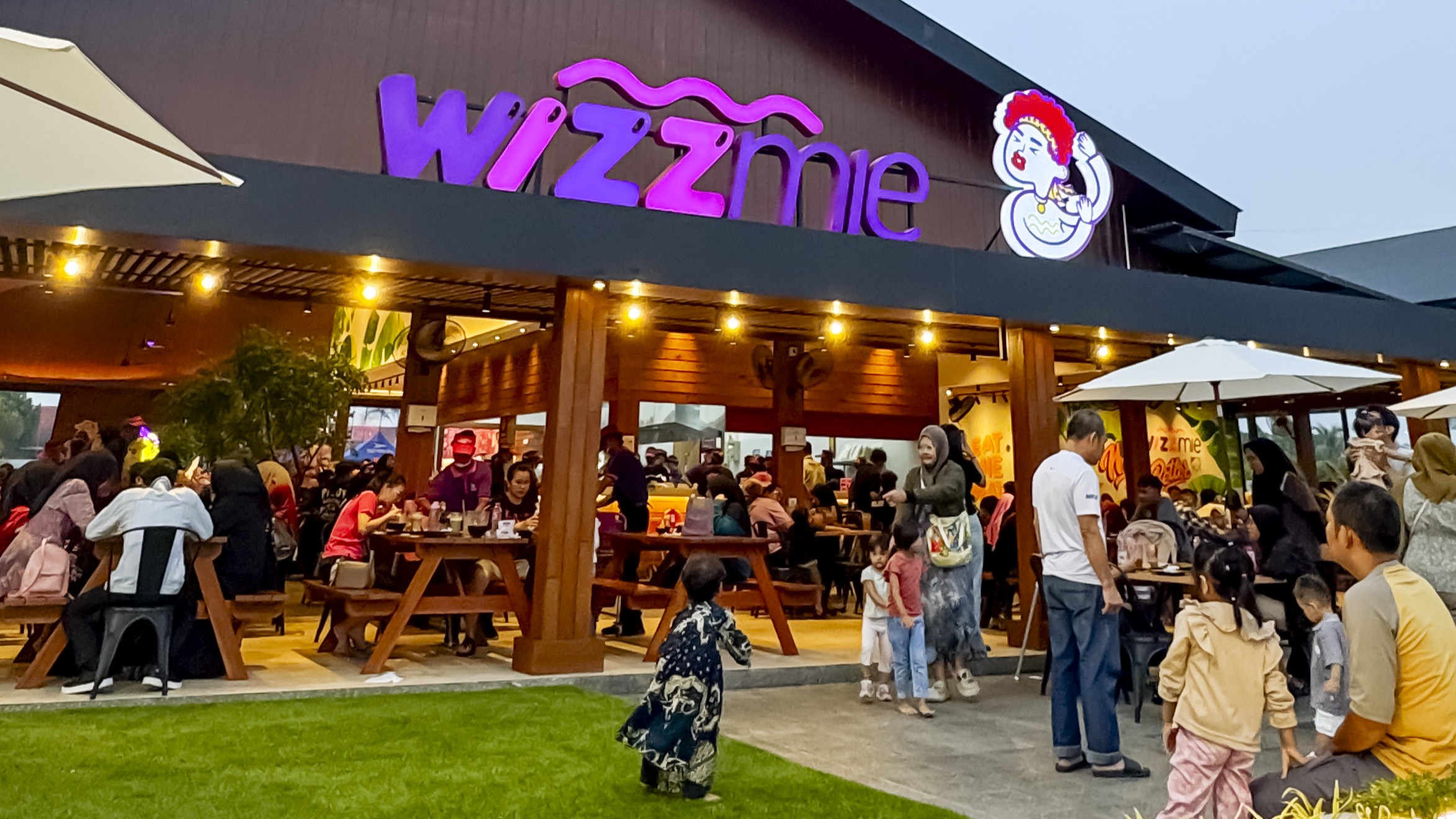 Pengunjung Wizzmie Sukajadi
